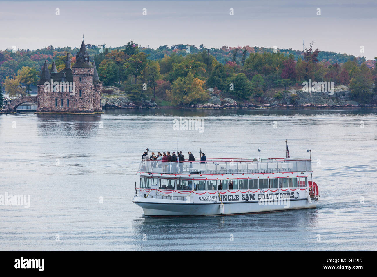 USA, New York, Thousand Islands Region, Alexandria Bay, tourboat and