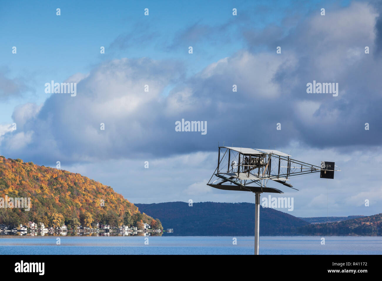 USA, New York, Finger Lakes Region, Hammondsport, Keuka Lake, autumn