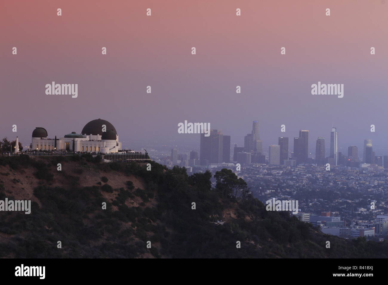 Griffith-Observatorium im Hintergrund LA Los Angeles beim Sonnenuntergang Dämmerung Stock Photo