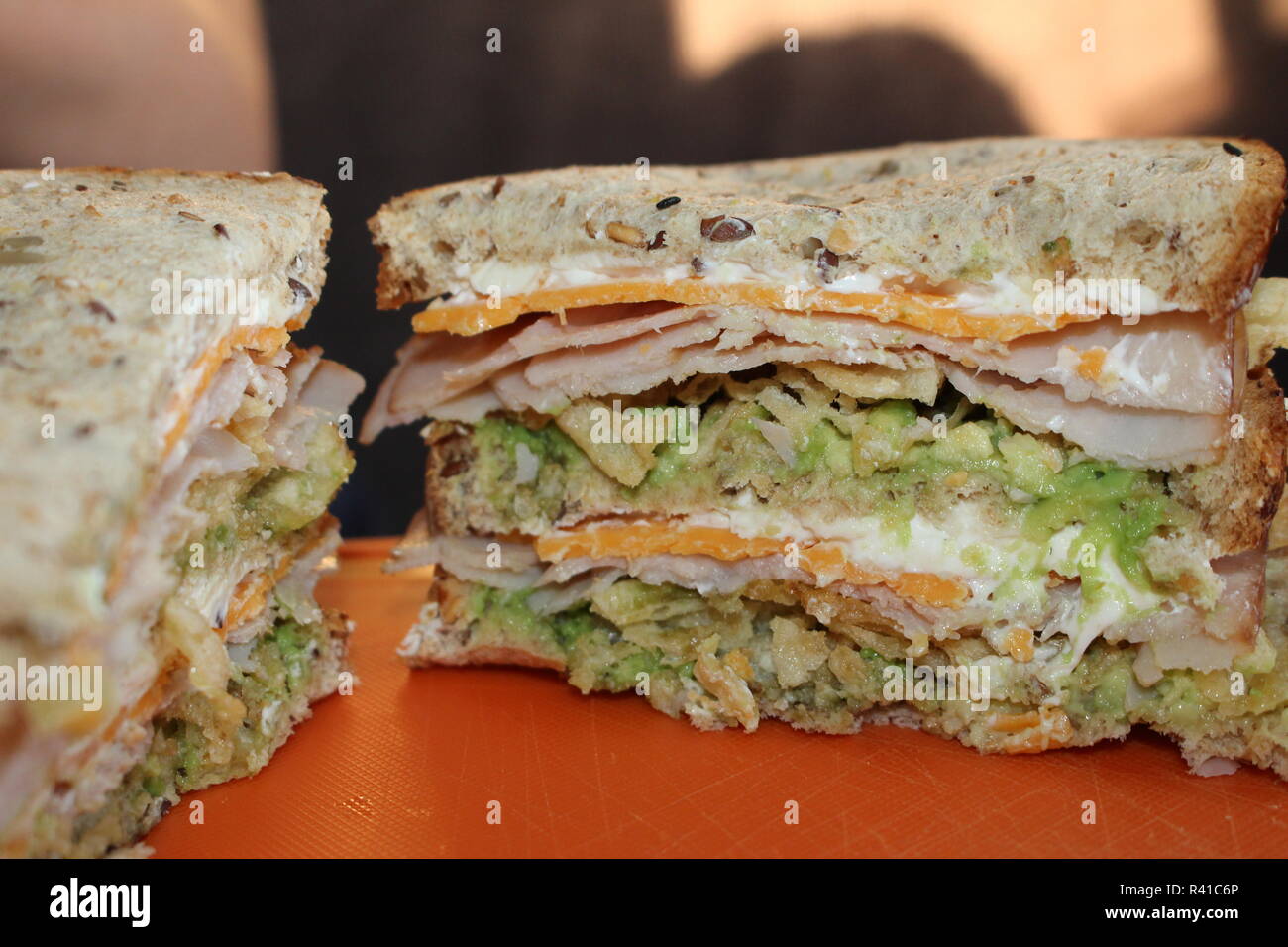 Drei Lagen Sandwich mit Käse Schinken und Avocado Stock Photo