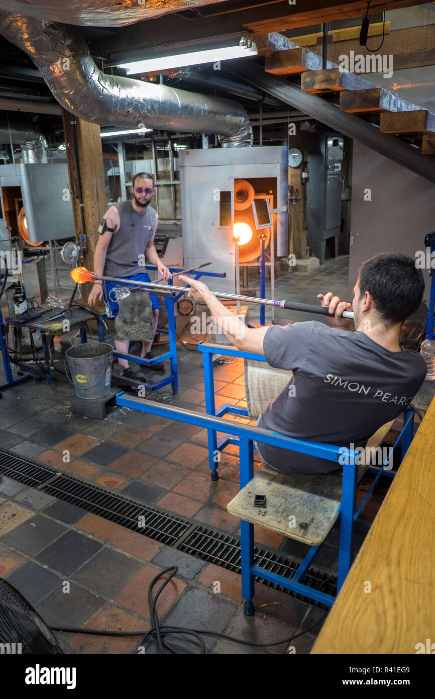 Simon pearce glass blowing hires stock photography and images Alamy
