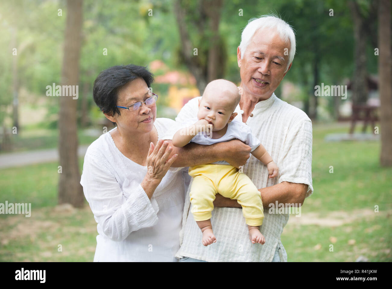 Бабушка азиат. Бабушка и дедушка на китайском. Бабушка и дедушка китайцы. Китайские бабушки с внуками. Дедушка Азиат.