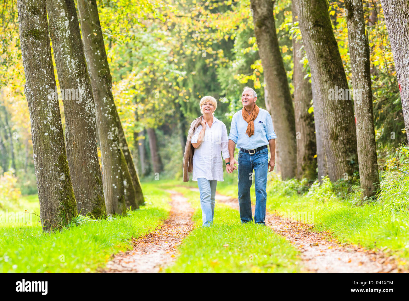 Senior Mann und Frau halten Hand bei Spaziergang Stock Photo
