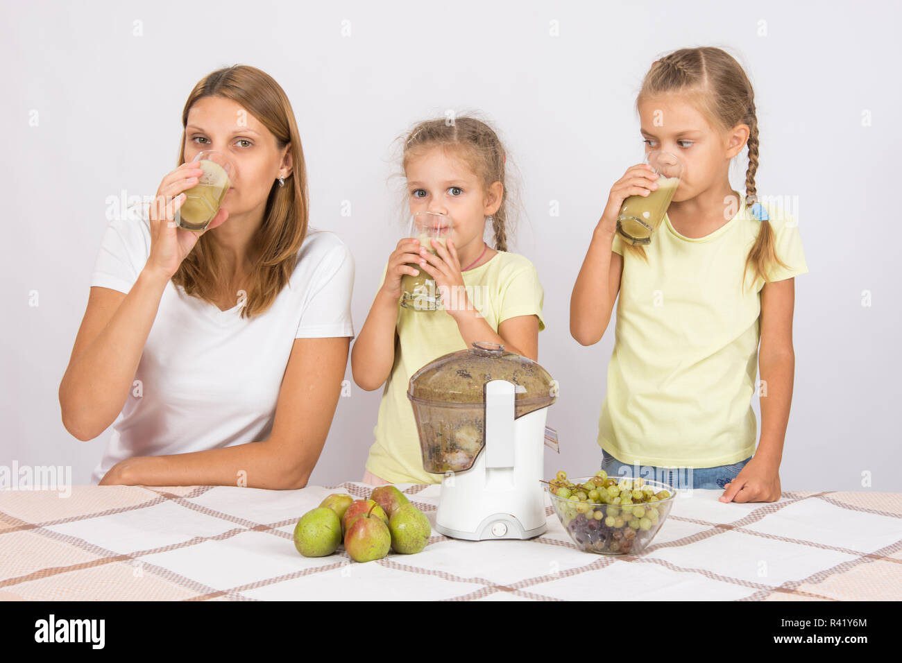 Дочь пьет что делать. Семья пьет сок. Мама с двумя дочками за столом. Спортивная семья пьет сок. Две Дочки и стакан.