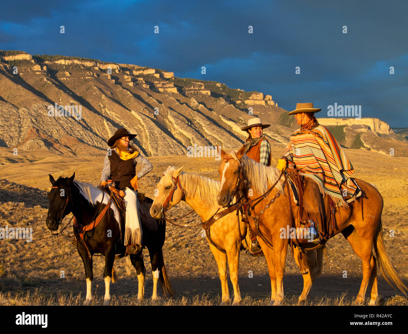 USA, Wyoming, Shell, Big Horn Mountains, Cowboys and Cowgirls riding