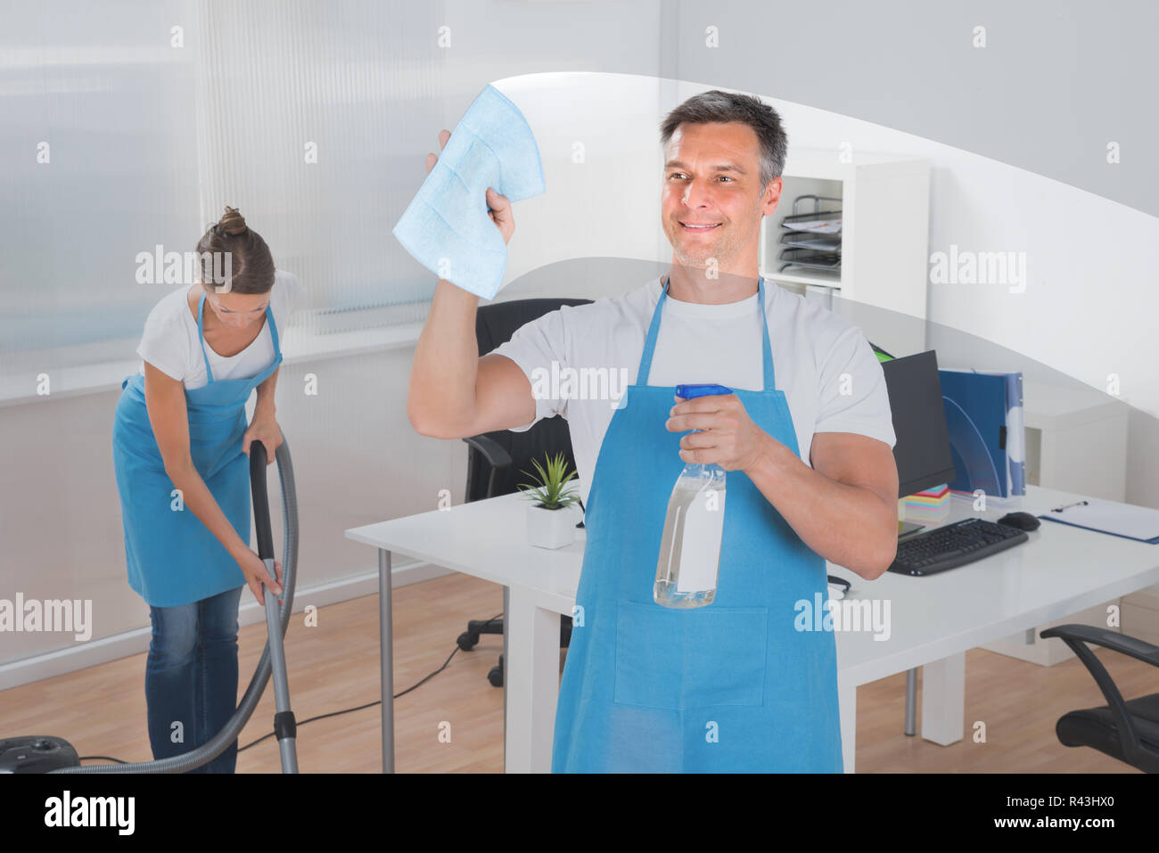 Employee worker workers working apron hi-res stock photography and ...