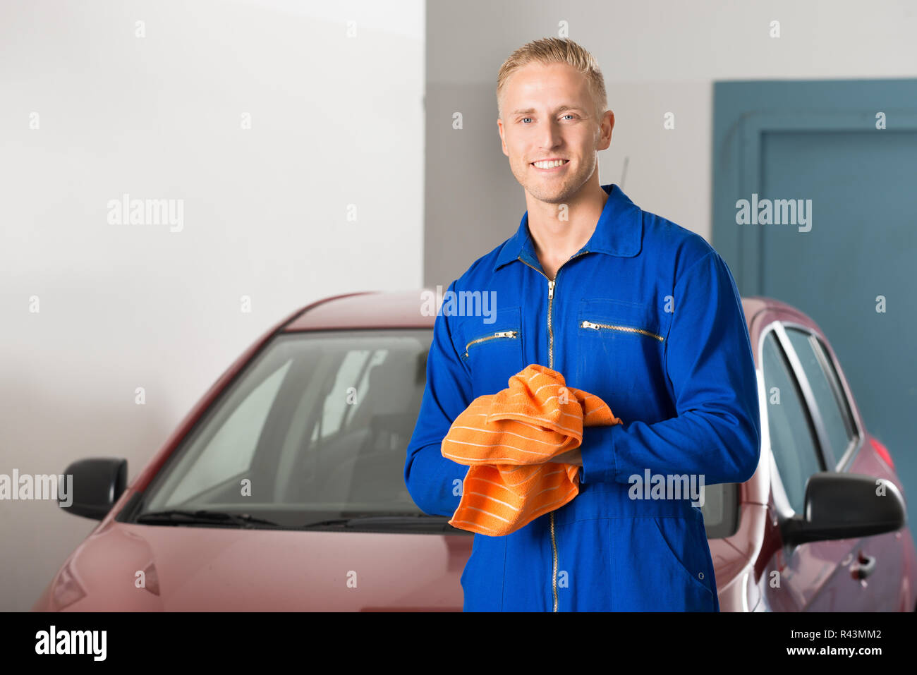 Mechanic Cleaning Hands With Napkin Stock Photo Alamy