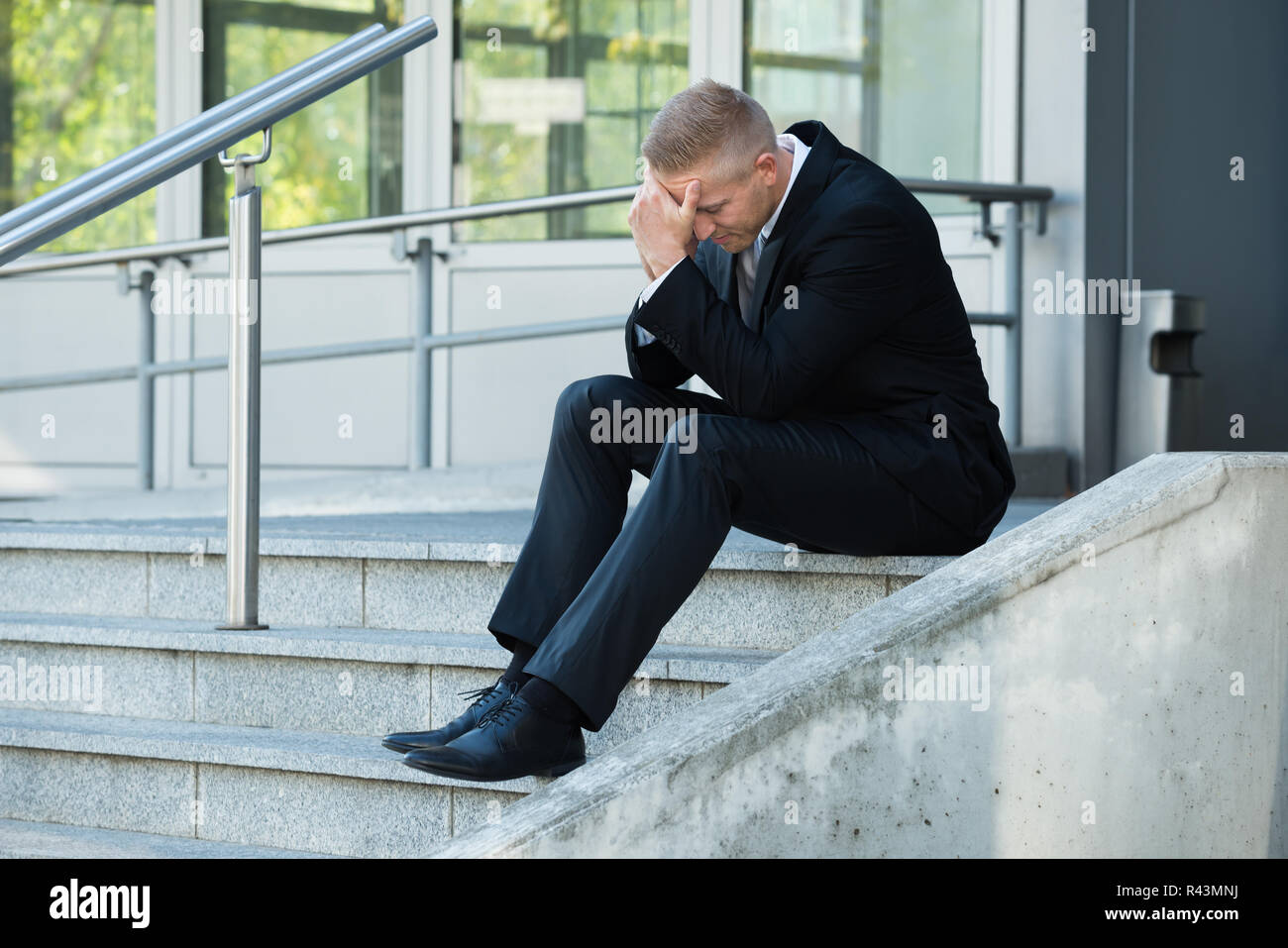 Человек сидит на лестнице. Человек сидит на лестнице. Человек сидит на лестнице. Мужчина на ступеньках. Мужик сидит на ступеньке.