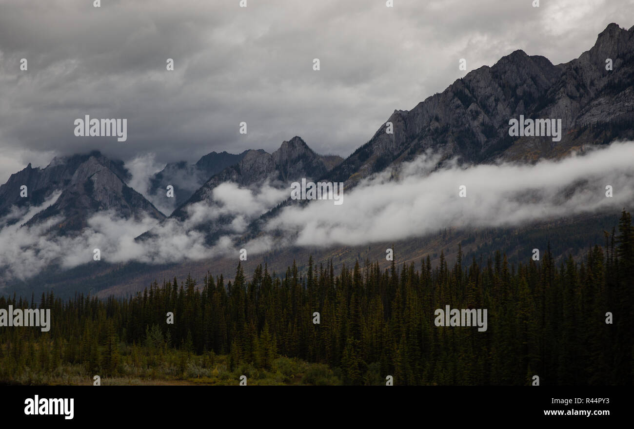 Mountain in low lying cloud hi res stock photography and images alamy