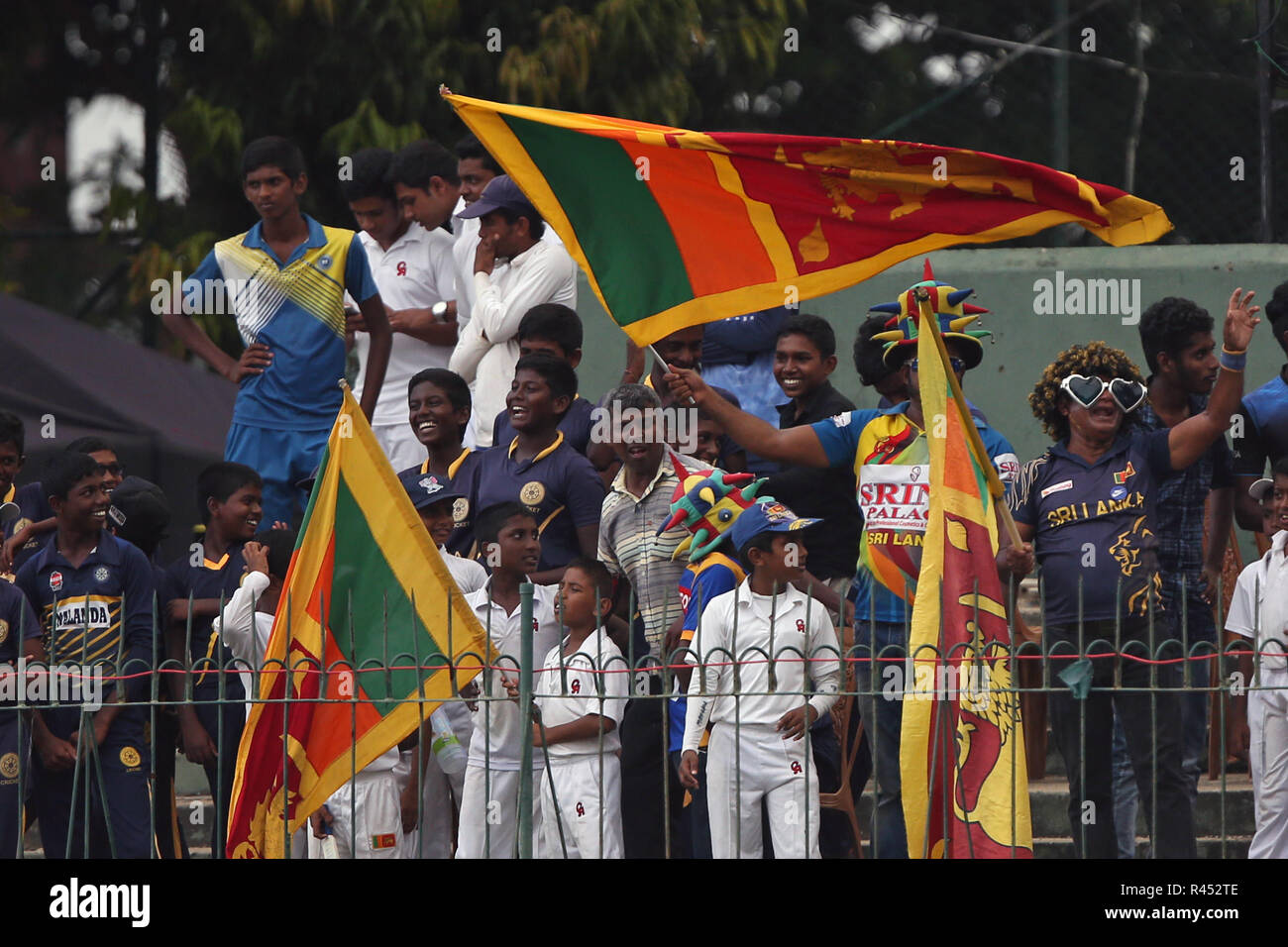 Colombo, Sri Lanka. 25th November 2018, Sinhalese Sports Club Ground, Colombo, Sri Lanka; International Test Cricket, third test, day 3, Sri Lanka versus England; Sri Lanka fans wave flags and cheer during the third session on day three Credit: Action Plus Sports Images/Alamy Live News Stock Photo