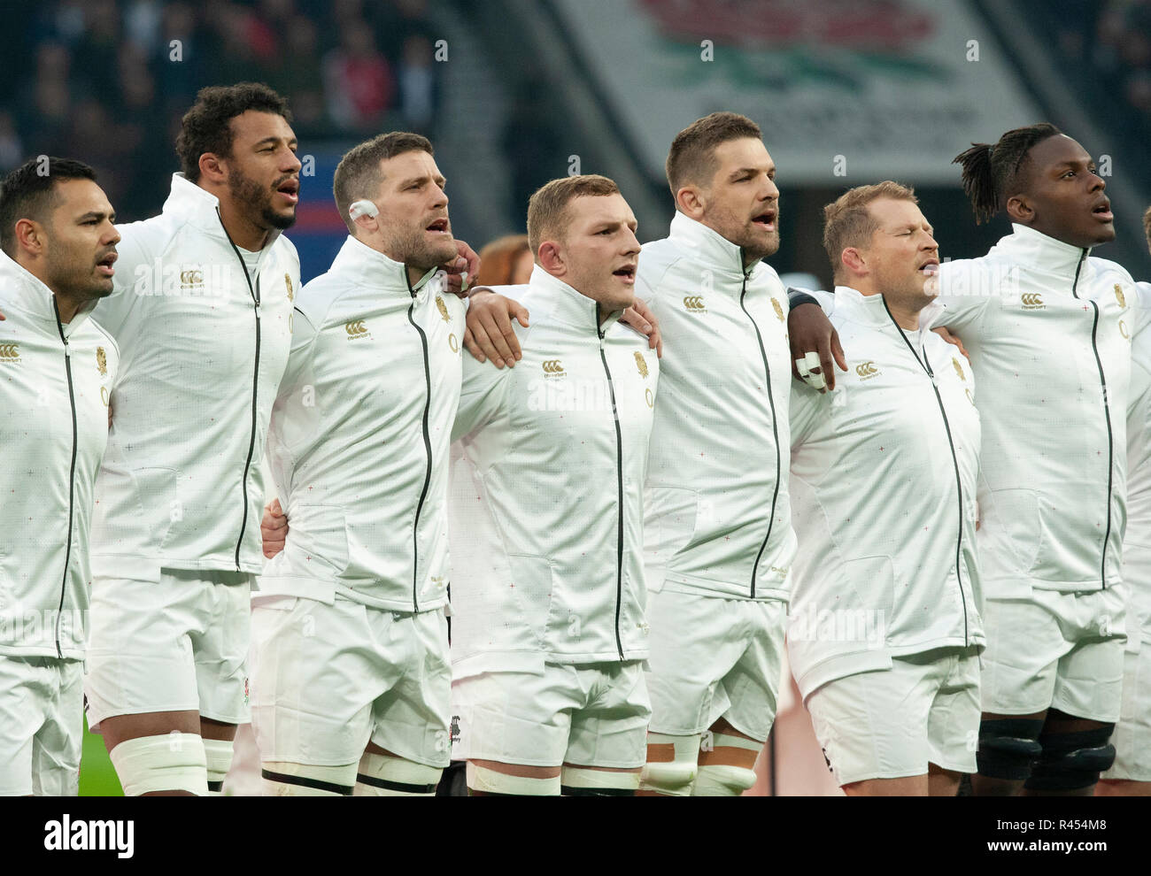 Twickenham, UK. 24th November 2018. The England squad line up for the anthems ahead of the Quilter International Rugby match between England and Australia. Andrew Taylor/Alamy Live News Stock Photo