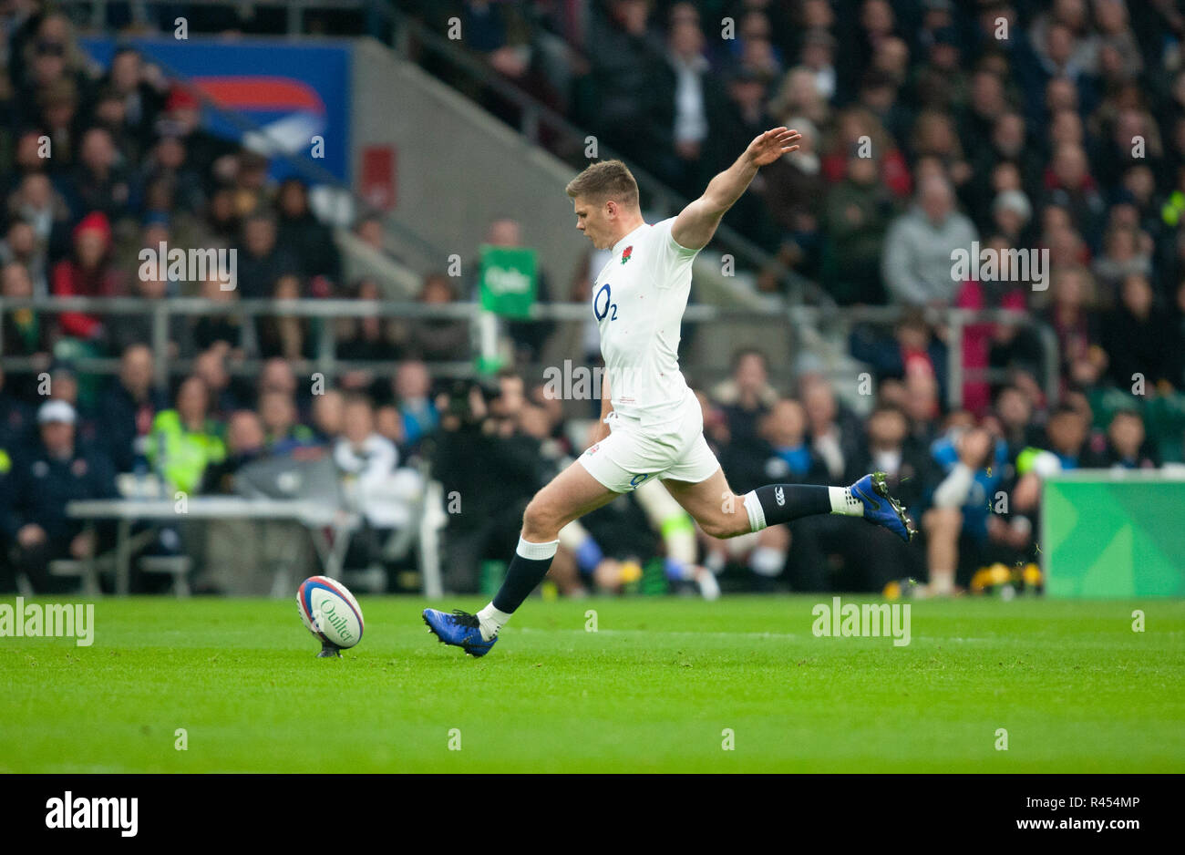 Twickenham, UK. 24th November 2018. England's Owen Farrell kicks a penalty during the Quilter International Rugby match between England and Australia. Andrew Taylor/Alamy Live News Stock Photo