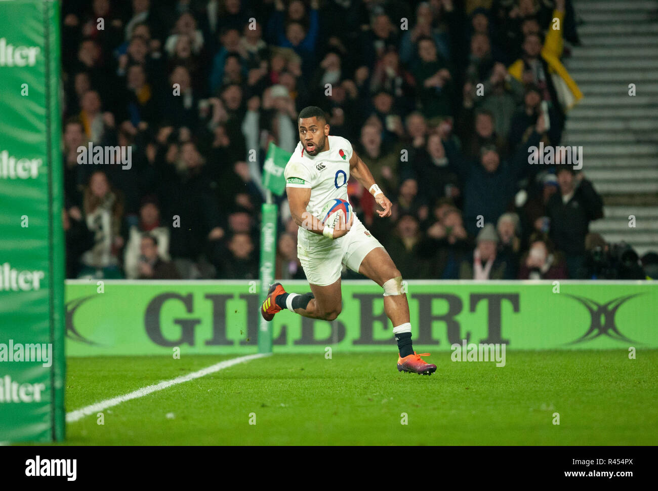 Twickenham, UK. 24th November 2018. Joe Cokanasiga scores England's 3rd try during the Quilter International Rugby match between England and Australia. Andrew Taylor/Alamy Live News Stock Photo