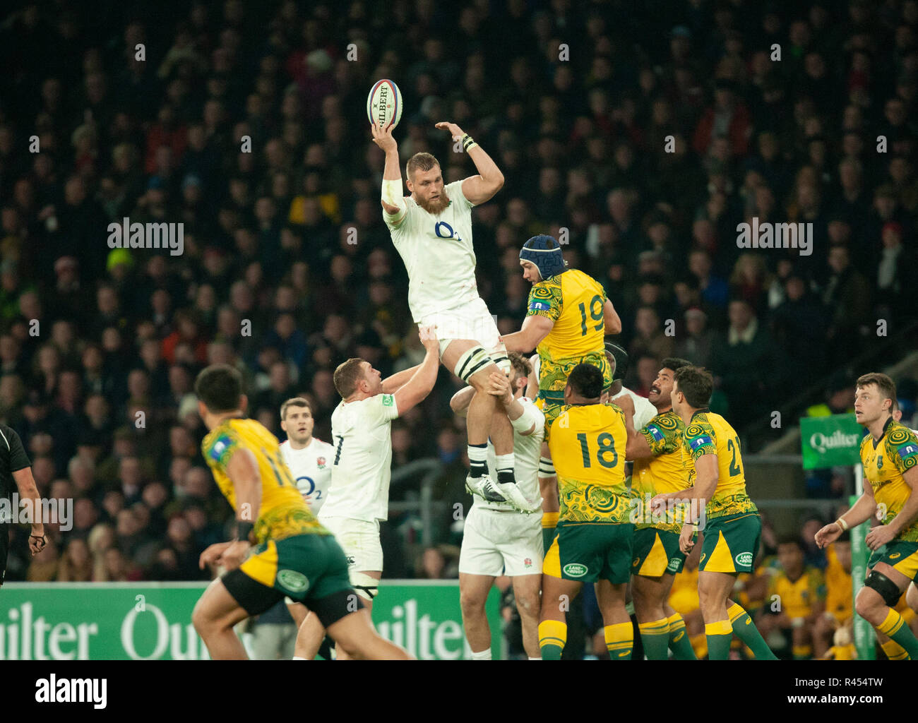 Twickenham, UK. 24th November 2018. England's Brad Shields catches a line out ball during the Quilter International Rugby match between England and Australia. Andrew Taylor/Alamy Live News Stock Photo