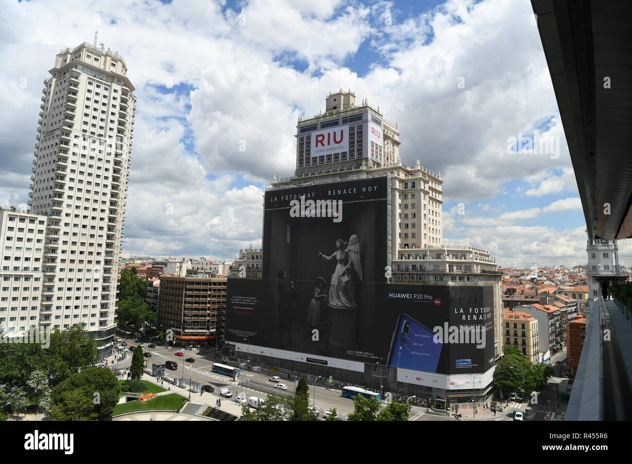 Madrid, Spain, 25 November 2018. Photo taken on June 12, 2018 shows a scaffold banner advertising Huawei P20 Pro outside a building in Madrid, Spain. More and more Spanish consumers accept Chinese high-tech brands, which now can be seen in daily life across Spain. (Xinhua/Guo Qiuda) Credit: Xinhua/Alamy Live News Stock Photo