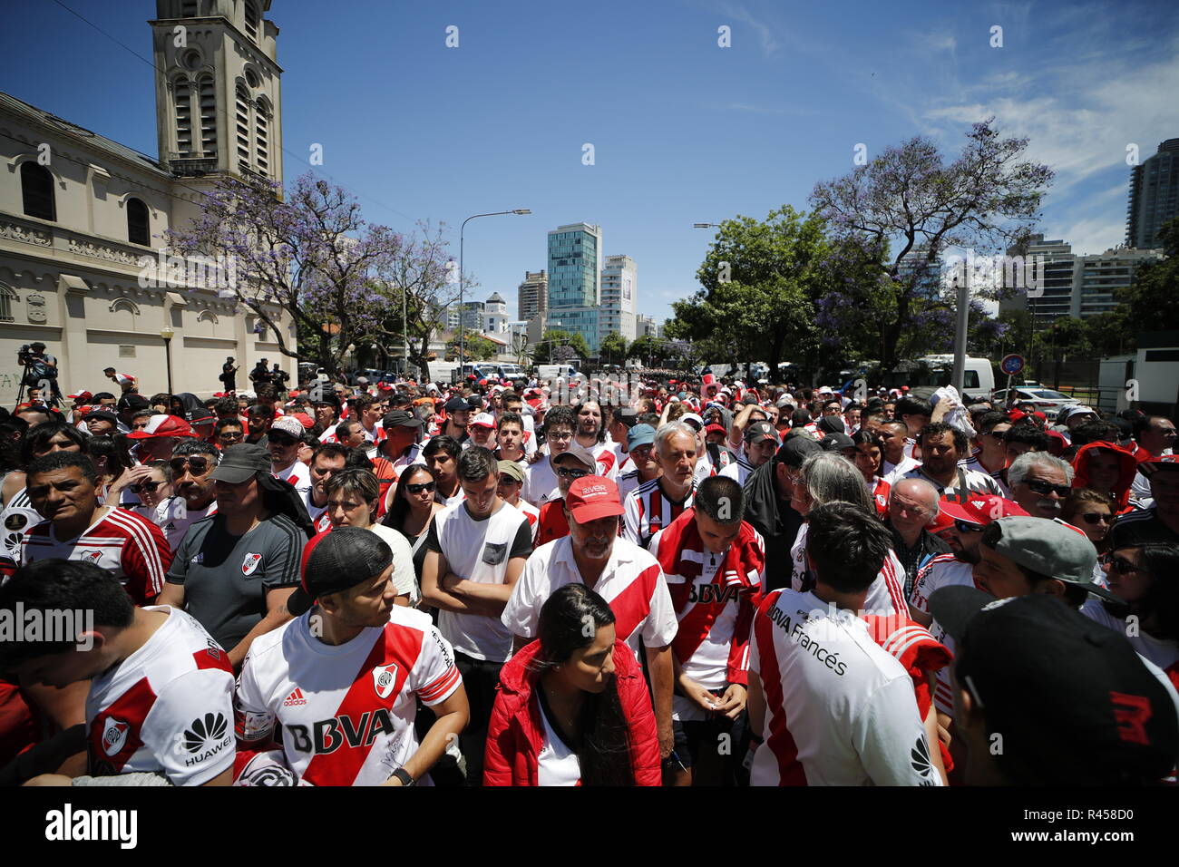 Buenos Aires, Argentina. 24th Nov, 2018. Soccer: South America, final Copa de Libertadores: River Plate - Boca Juniors, return match. Fans of River Plate are waiting outside the stadium. The Copa Libertadores final between Argentinian rivals River Plate and Boca Juniors has once again been postponed. The match in Buenos Aires was postponed to an unspecified date at the request of Boca Juniors after the serious riots. Credit: Gustavo Ortiz/dpa/Alamy Live News Stock Photo