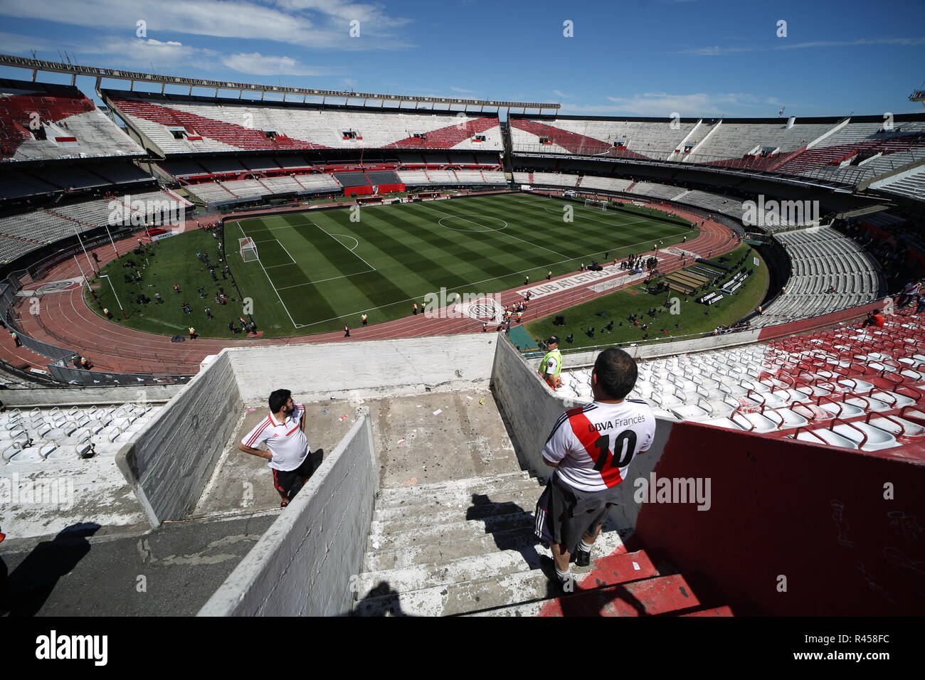Buenos Aires, Argentina. 25th Nov, 2018. Soccer: South America, final Copa de Libertadores: River Plate - Boca Juniors, return match. Fans of River Plate are looking at the empty football field. The Copa Libertadores final between Argentinian rivals River Plate and Boca Juniors has once again been postponed. The match in Buenos Aires was postponed to an unspecified date at the request of Boca Juniors after the serious riots. Credit: Gustavo Ortiz/dpa/Alamy Live News Stock Photo