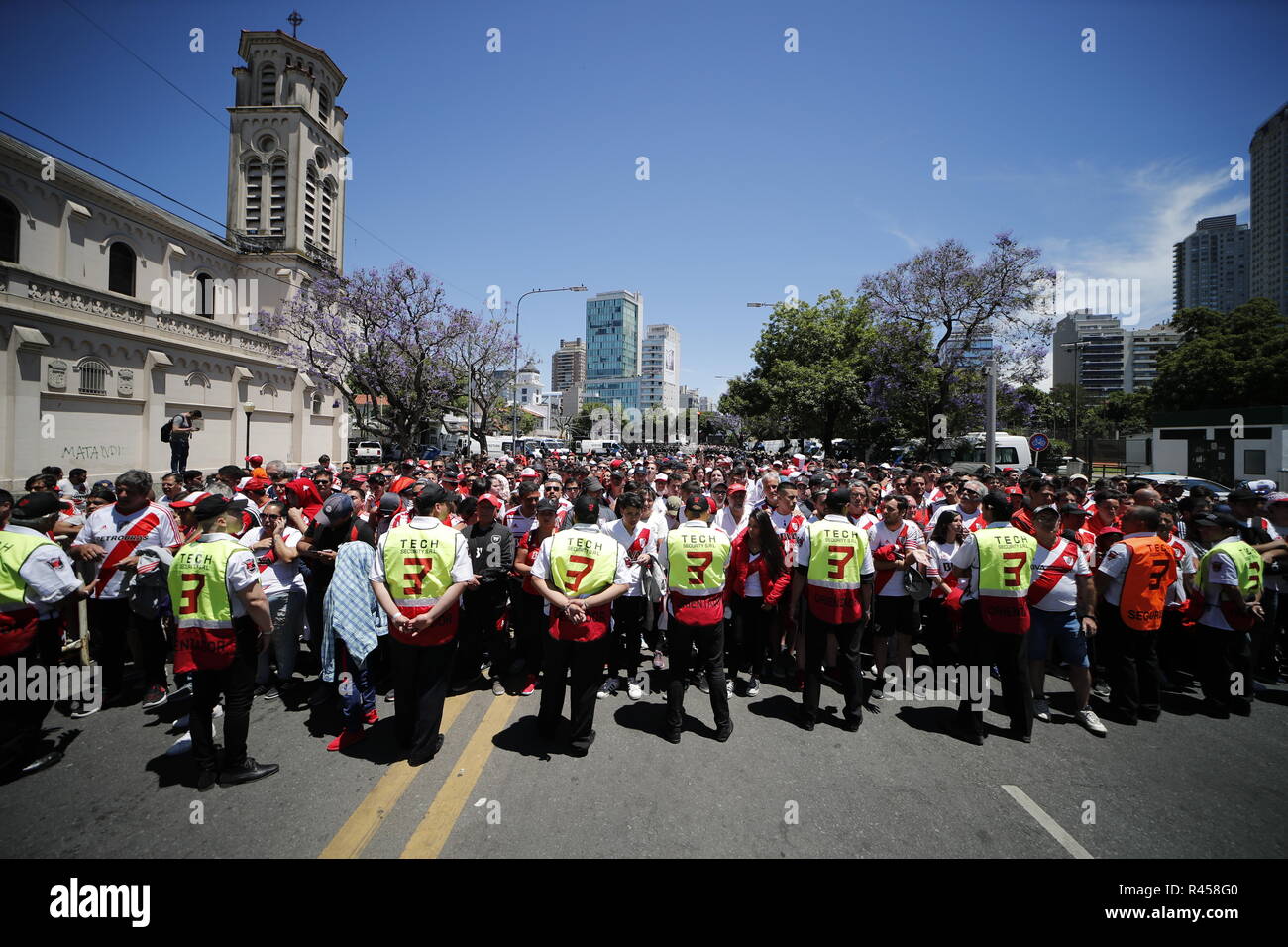 Buenos Aires, Argentina. 25th Nov, 2018. Soccer: South America, final Copa de Libertadores: River Plate - Boca Juniors, return match. Fans of River Plate are waiting outside the stadium. The Copa Libertadores final between Argentinian rivals River Plate and Boca Juniors has once again been postponed. The match in Buenos Aires was postponed to an unspecified date at the request of Boca Juniors after the serious riots. Credit: Gustavo Ortiz/dpa/Alamy Live News Stock Photo