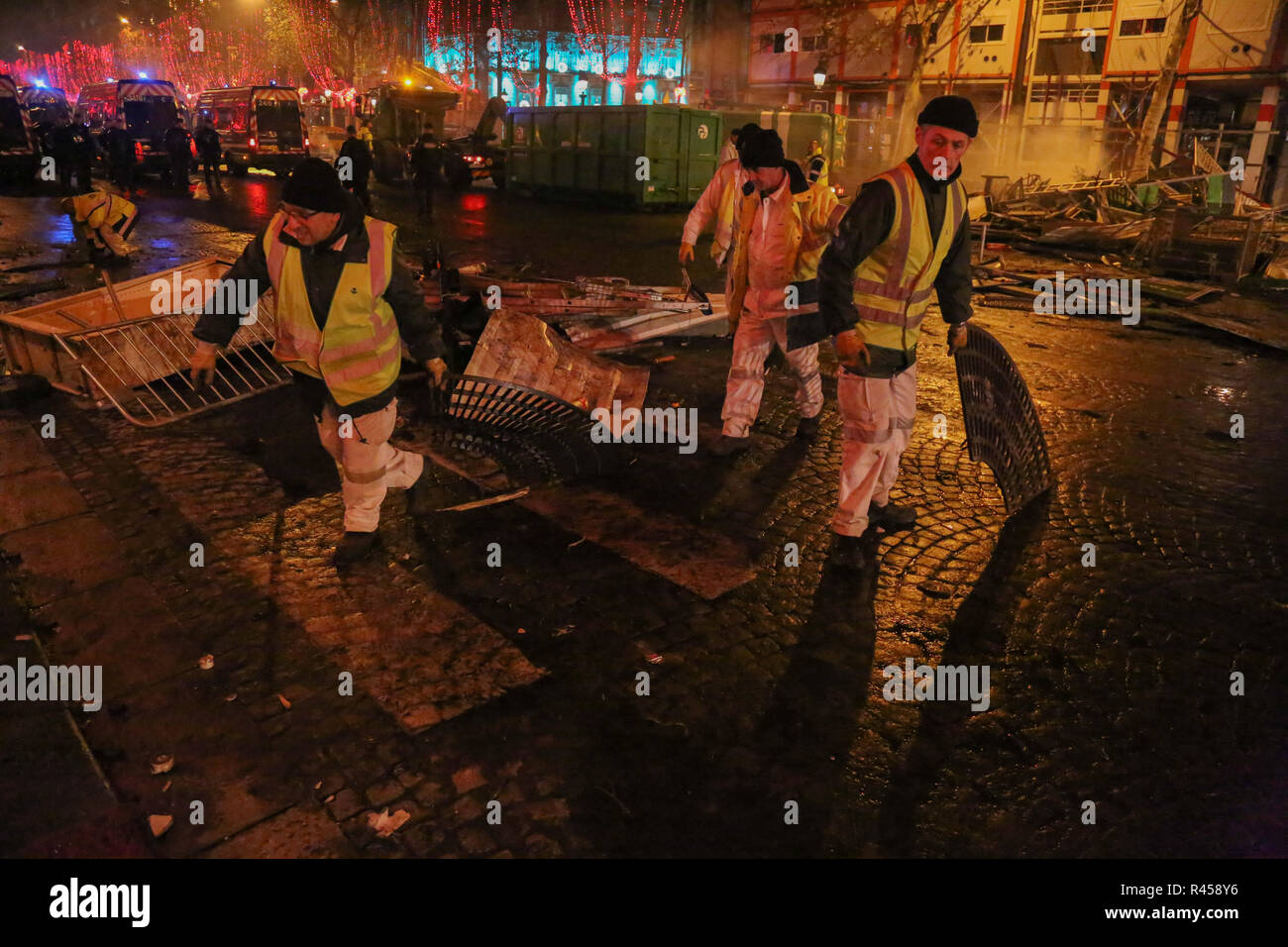 Gilet Jaunes Stock Photos Gilet Jaunes Stock Images Alamy
