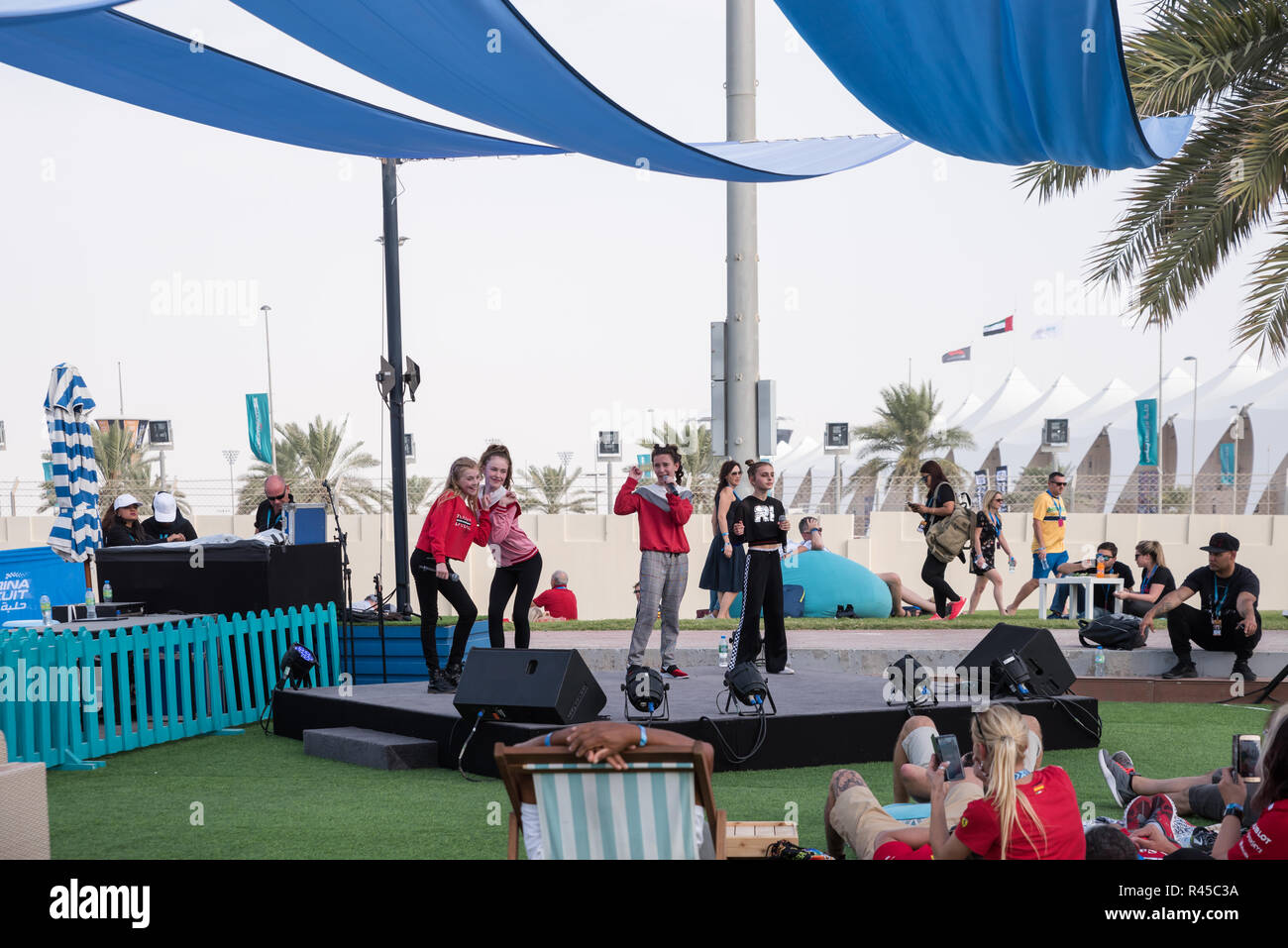 Abu Dhabi, UAE. November 25, 2018 - YAS MARINA CIRCUIT, Abu Dhabi, UAE: Little girl live music performance at Final Day of Abu Dhabi Grand Prix Formula 1. Credit: Fahd Khan / Alamy Live News Stock Photo