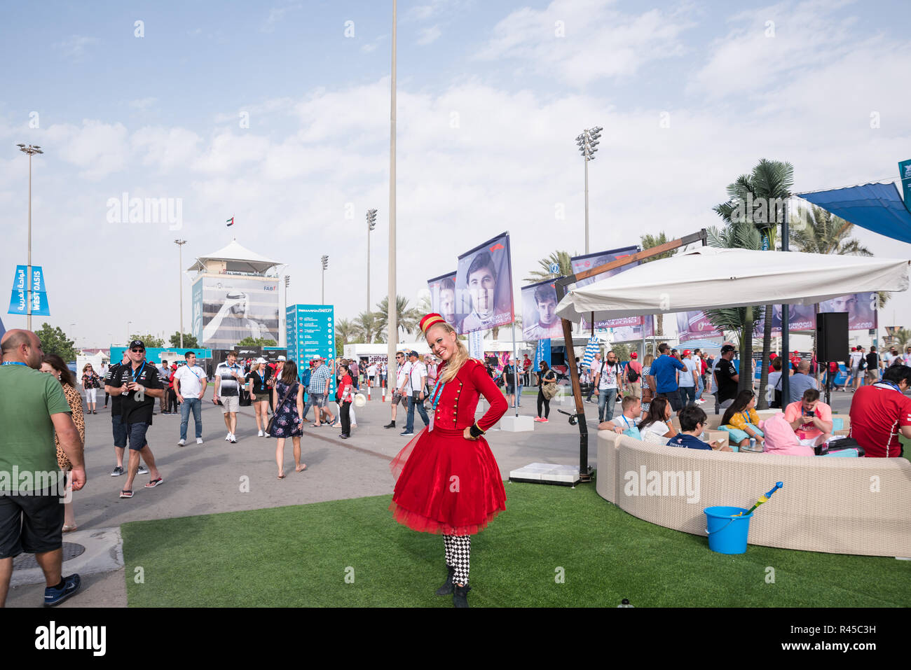Abu Dhabi, UAE. November 25, 2018 - YAS MARINA CIRCUIT, Abu Dhabi, UAE: A performer Girl in a Red Suit at Final Day of Abu Dhabi Grand Prix Formula 1. Credit: Fahd Khan / Alamy Live News Stock Photo