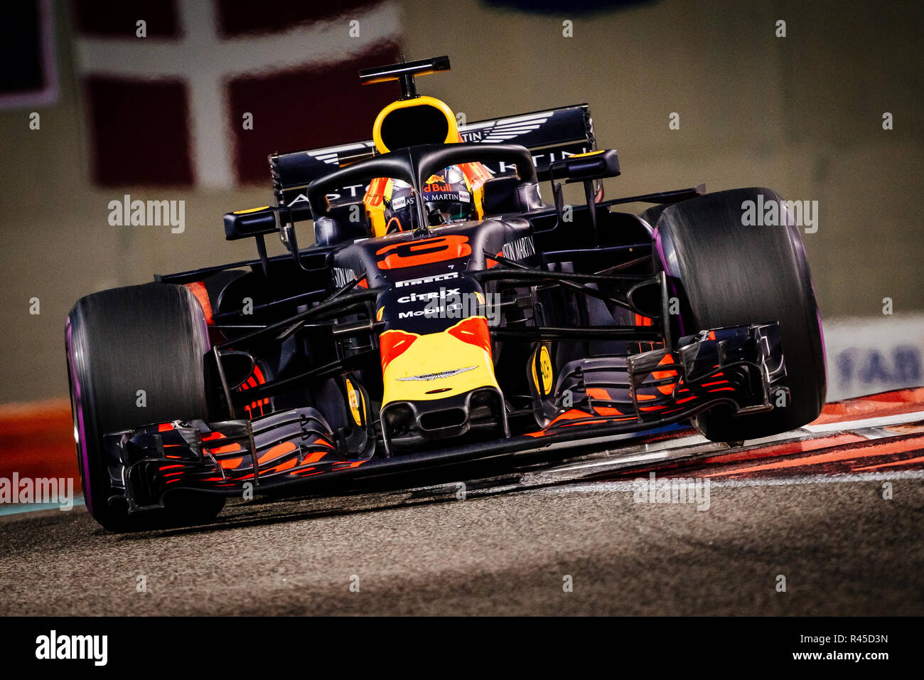 Abu Dhabi, UAE. 25th Nov, 2018. Red Bull Racing’s Australian driver Daniel Ricciardo competes during the Formula 1 Abu Dhabi Grand Prix race at the Yas Marina Circuit in Abu Dhabi on November 25, 2018. Credit: Jure Makovec/Alamy Live News Stock Photo