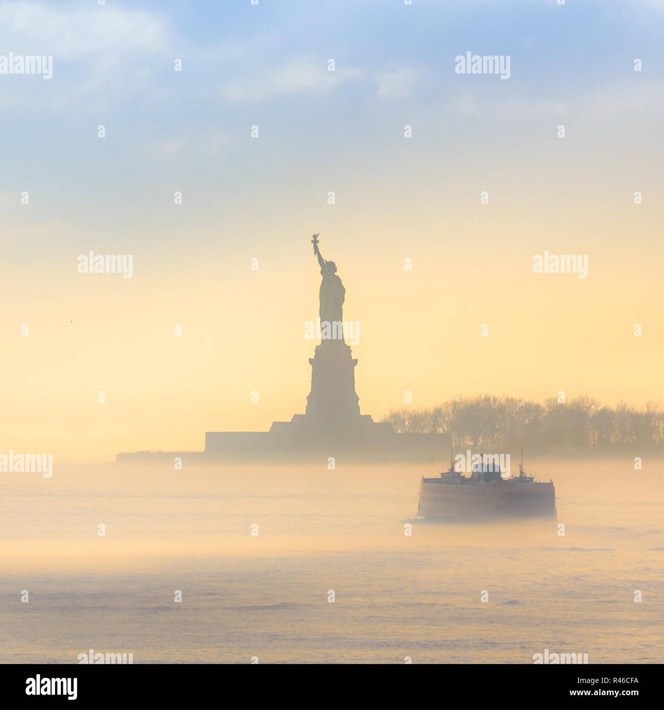 Staten Island Ferry cruises past the Statue of Liberty Stock Photo Alamy
