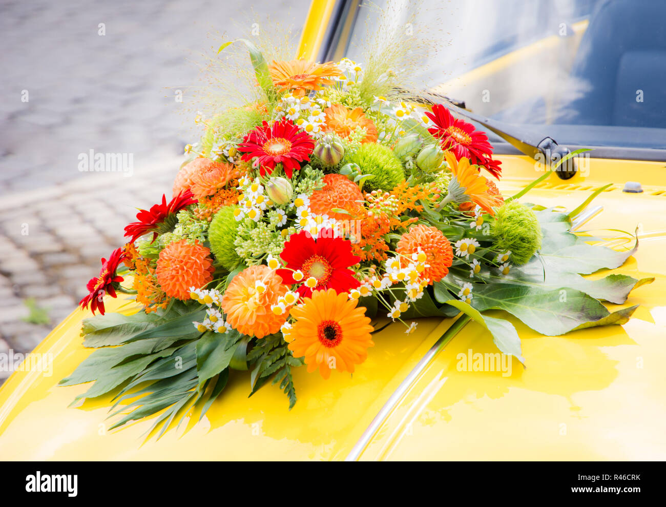 Vintage wedding car decorated flowers hi-res stock photography and