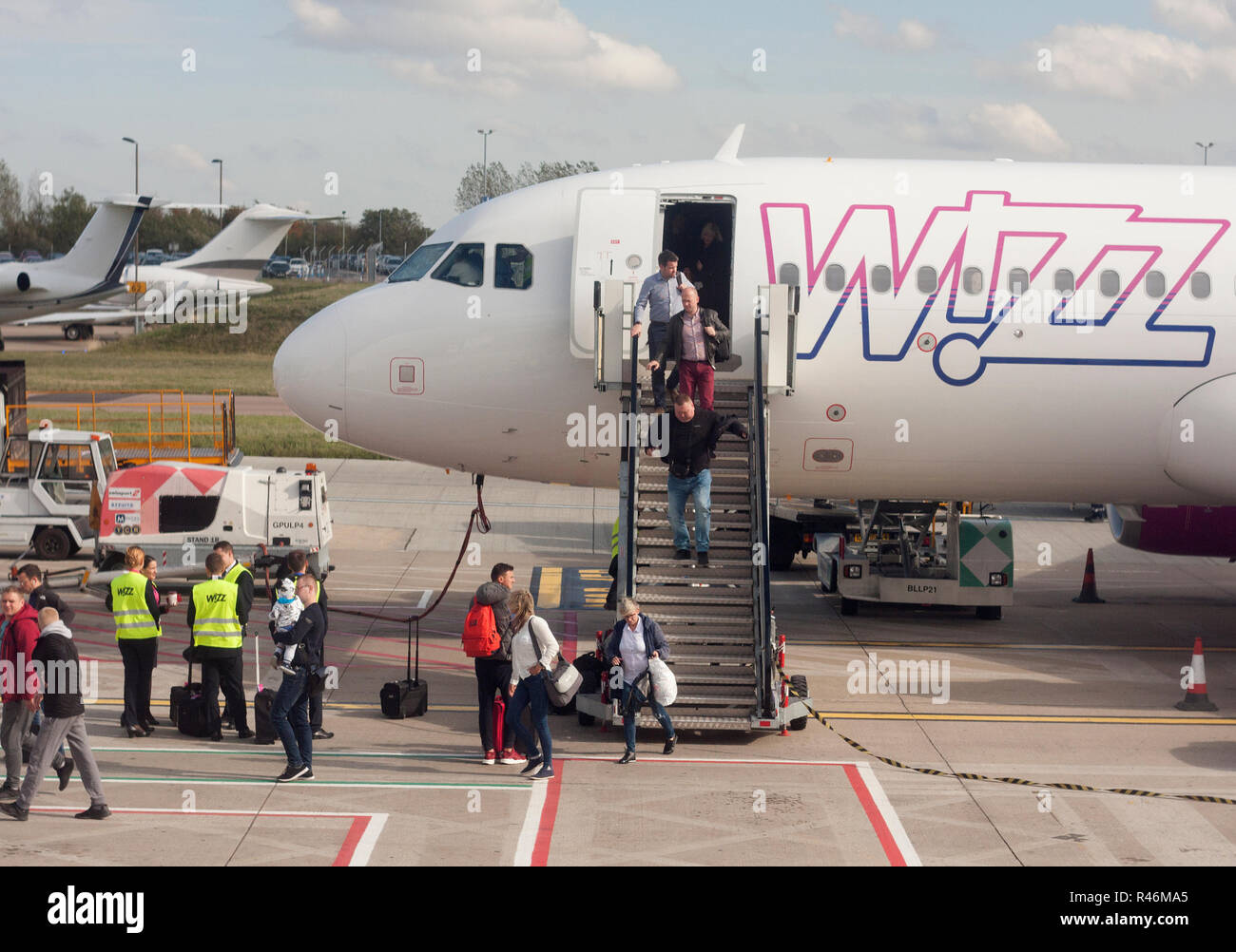 Passengers leaving airplane hi-res stock photography and images - Alamy