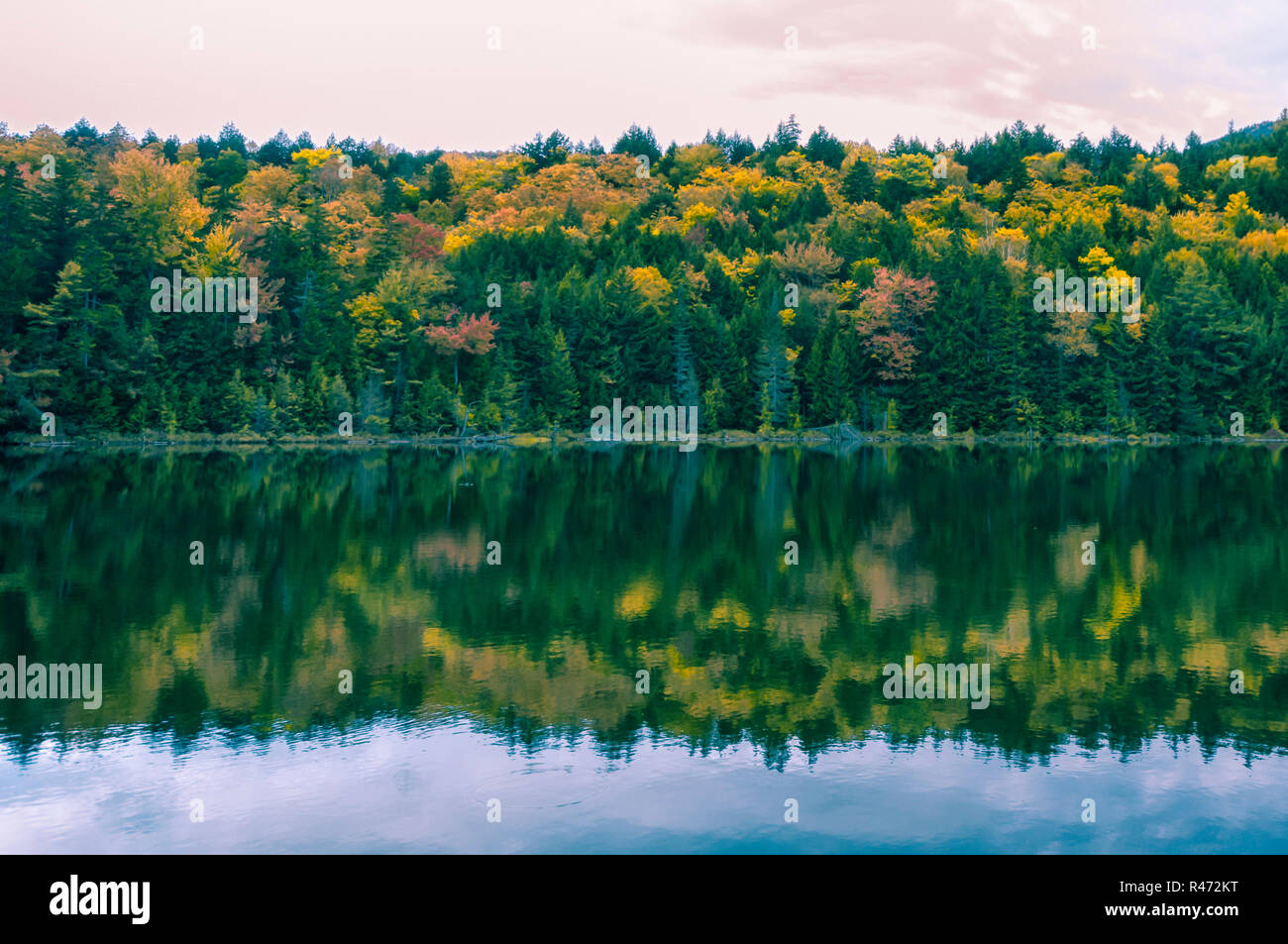 New england fall colours road trip hi-res stock photography and images ...