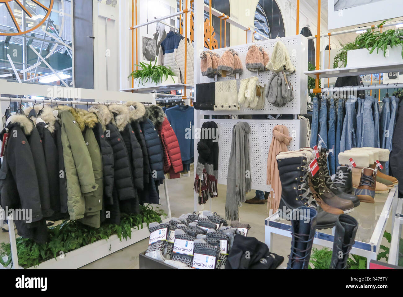 retail Announcement Sheet Timberland Store High Resolution Stock Photography and Images - Alamy