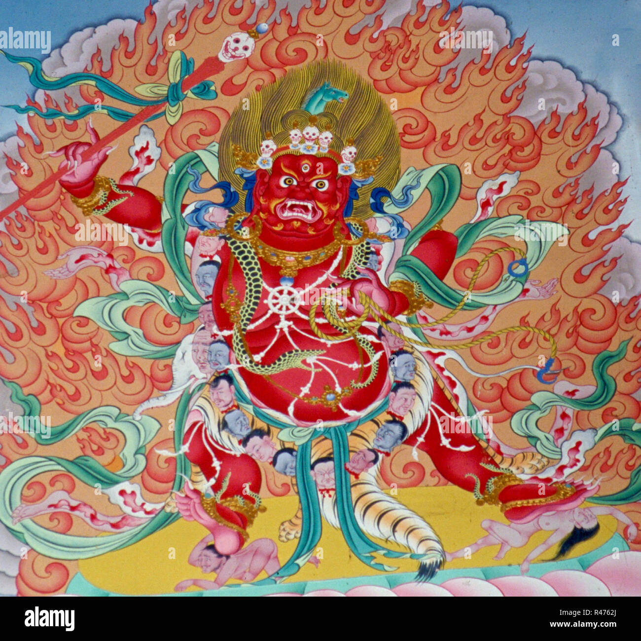 Buddhismus: Der zornige Gott Mahakal, Darstellung in einem nepalesischen Tempel. Mahakala ist eine der wichtigsten Schutzgottheiten der Drukpa-Kagyuep Stock Photo