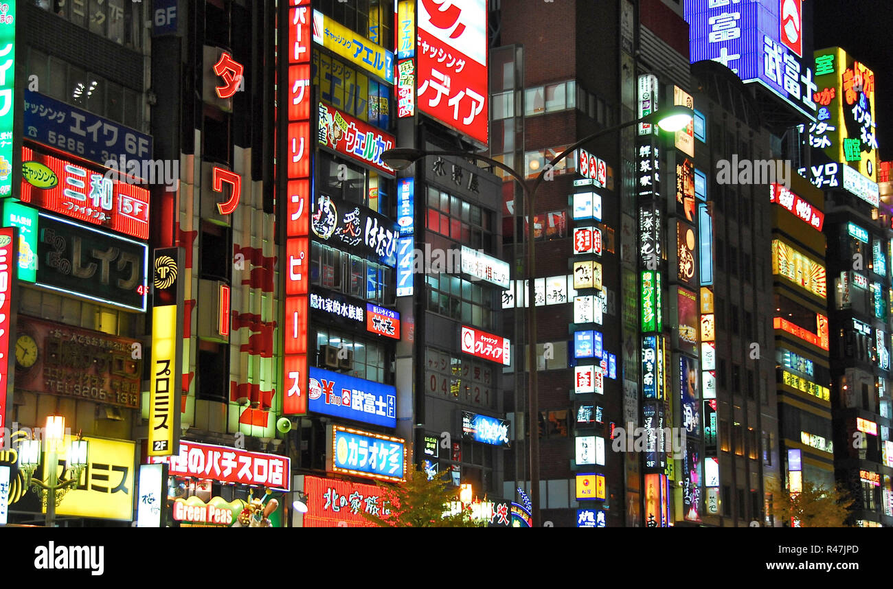 Japan, Tokio: Neonwerbung an den Fassaden der Geschaefte im Stadtteil Shinjuku. - 01.01.2007 Stock Photo