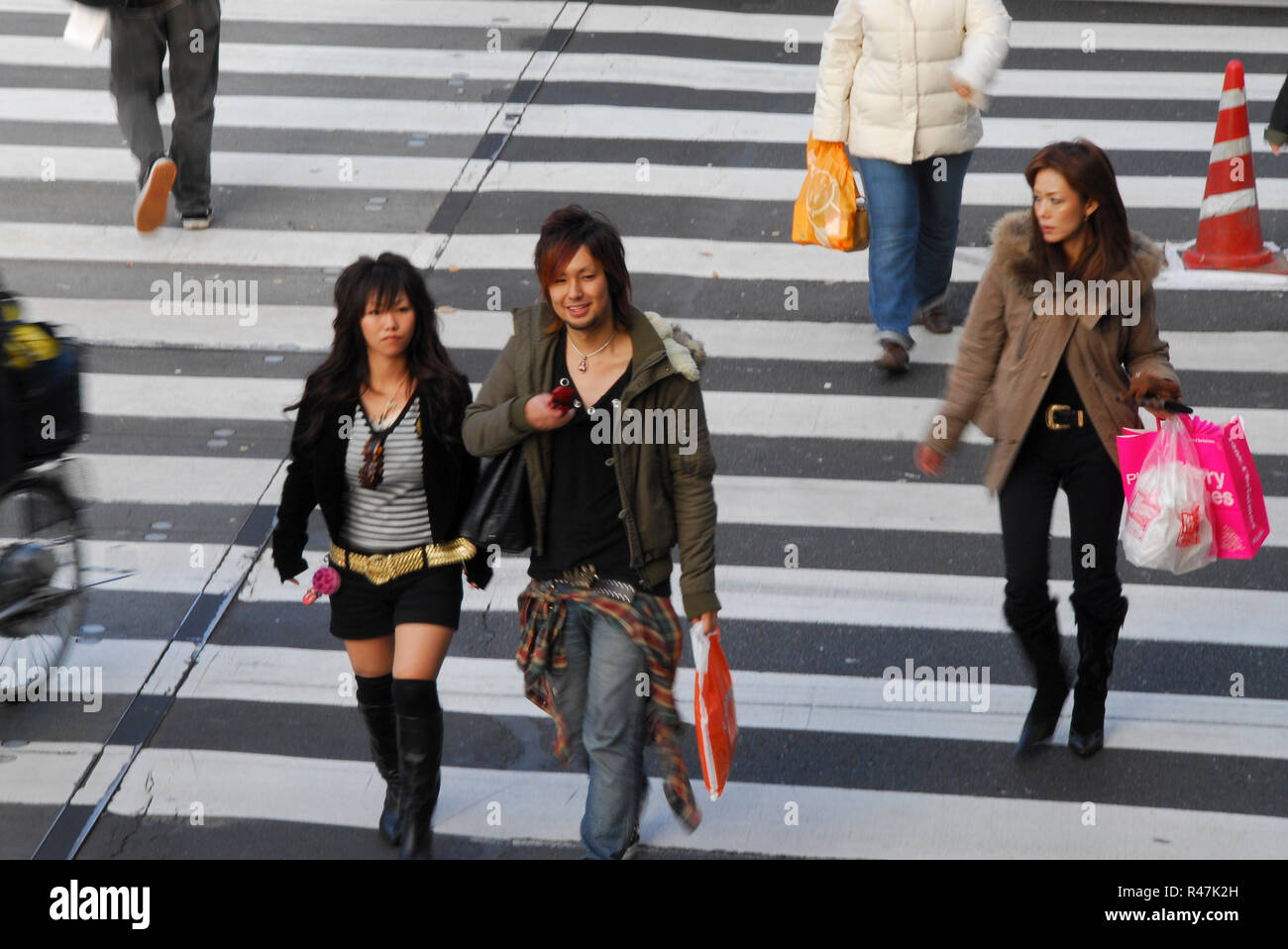 Japan, Tokio: Fussgaenger auf der Flaniermeile Omote-sando im Bezirk Harajuku. - 05.01.2007 Stock Photo