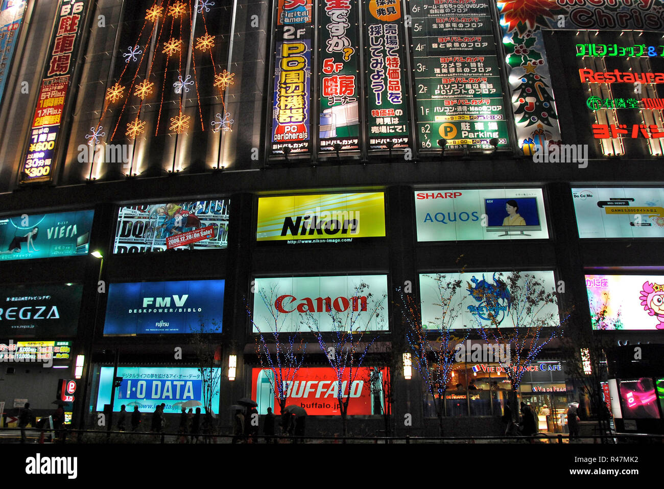 Japan, Tokio: Neonreklame an den Fassaden der Geschaefte im Bezirk Akihabara. - 05.01.2007 Stock Photo