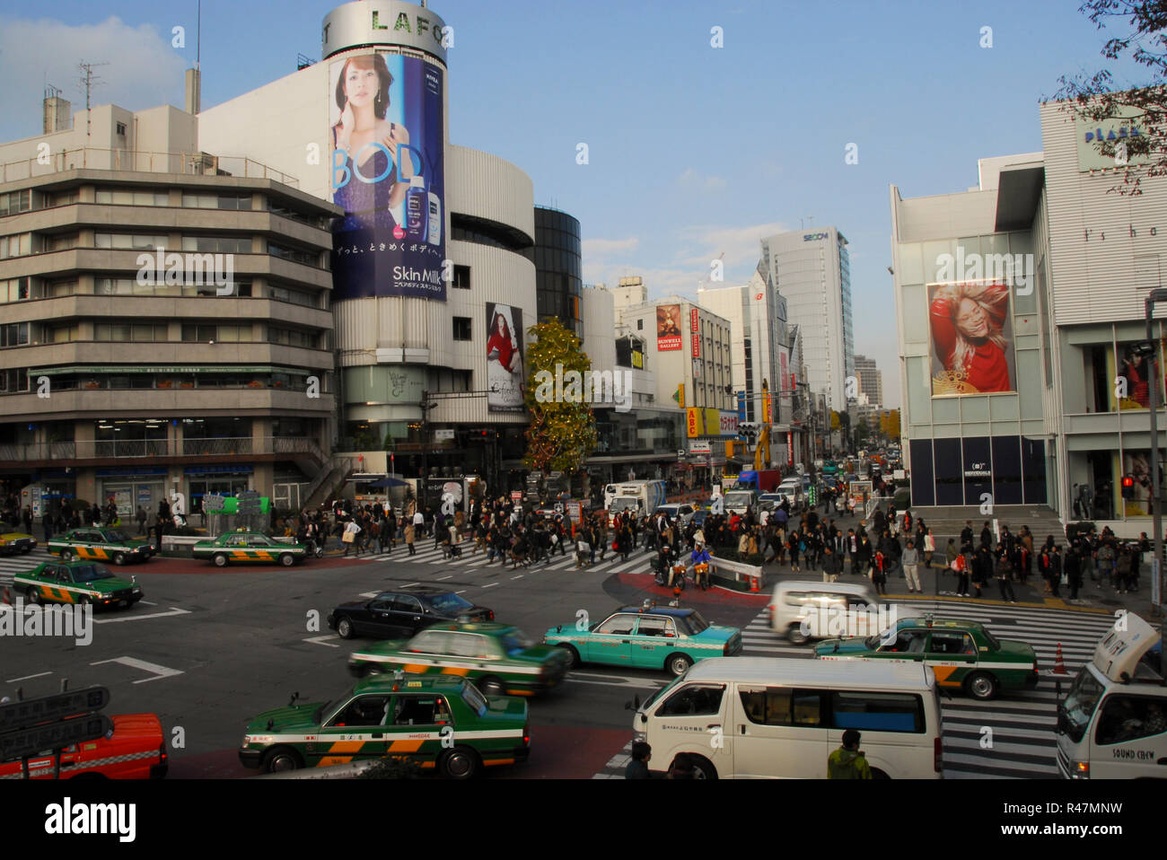 Japan, Tokio: Verkehr auf der Flaniermeile Omote-sando im Bezirk Harajuku. - 05.01.2007 Stock Photo