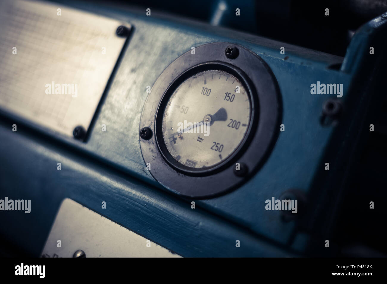 Old pressure gauge Stock Photo - Alamy