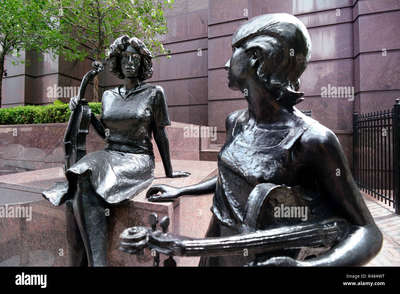 "Pittsburgh People" sculpture by Penelope Jencks in EQT Plaza, downtown