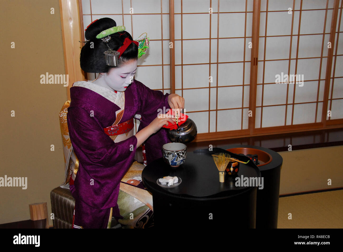Japan, Kyoto: Maiko (Geisha-Schuelerin) waehrend einer Teezeremonie. - 05.01.2007 model-released! Stock Photo