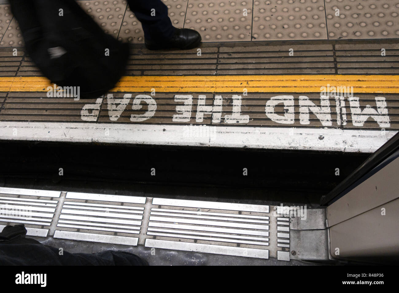 Mind The Gap Sign Stock Photos & Mind The Gap Sign Stock Images - Alamy