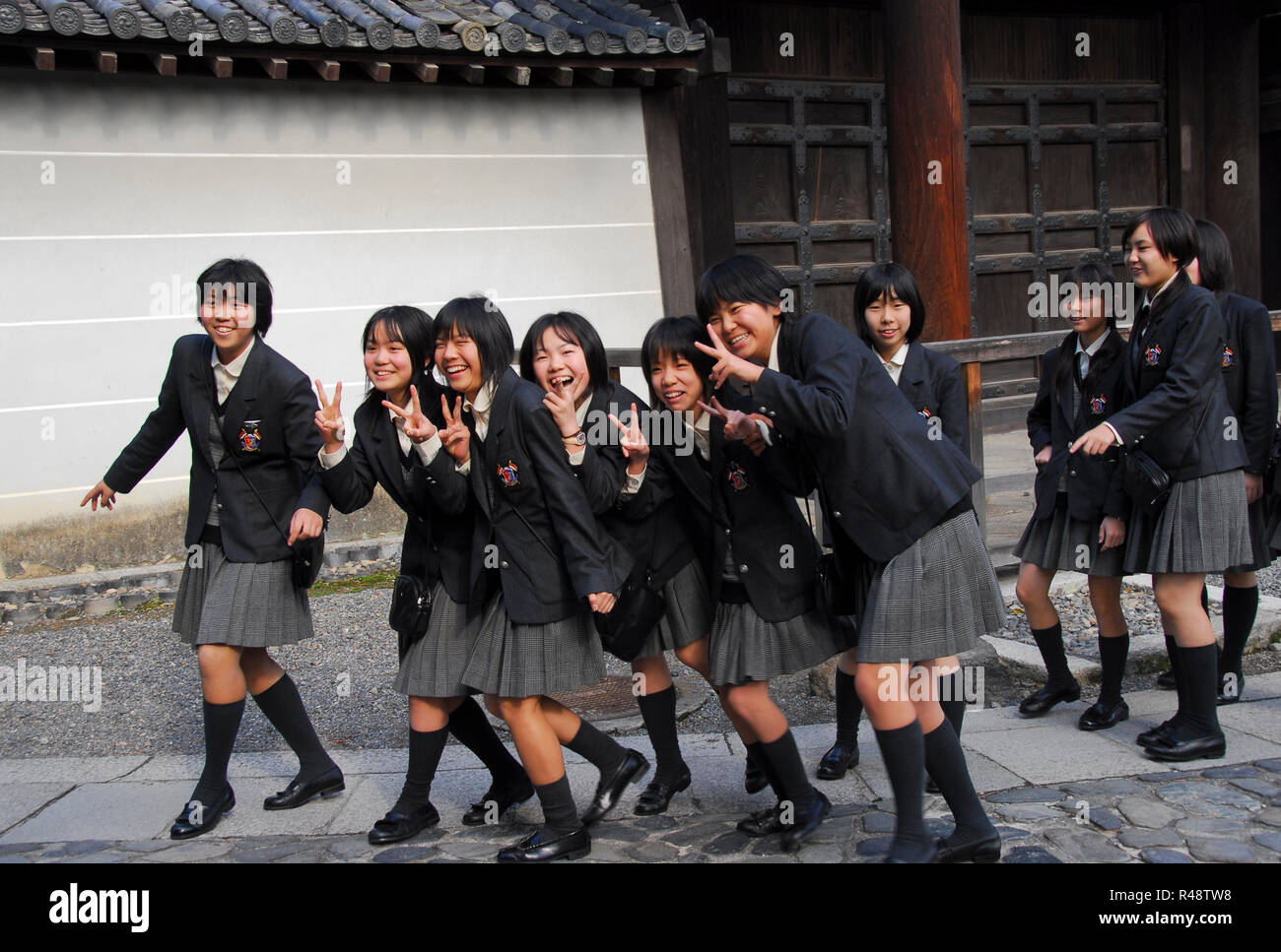 Japan, Kyoto: Japanische Schulmaedchen in Schuluniform. - 05.01.2007 Stock  Photo - Alamy