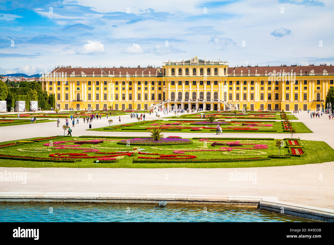 classic-view-of-famous-schonbrunn-palace-with-scenic-great-parterre