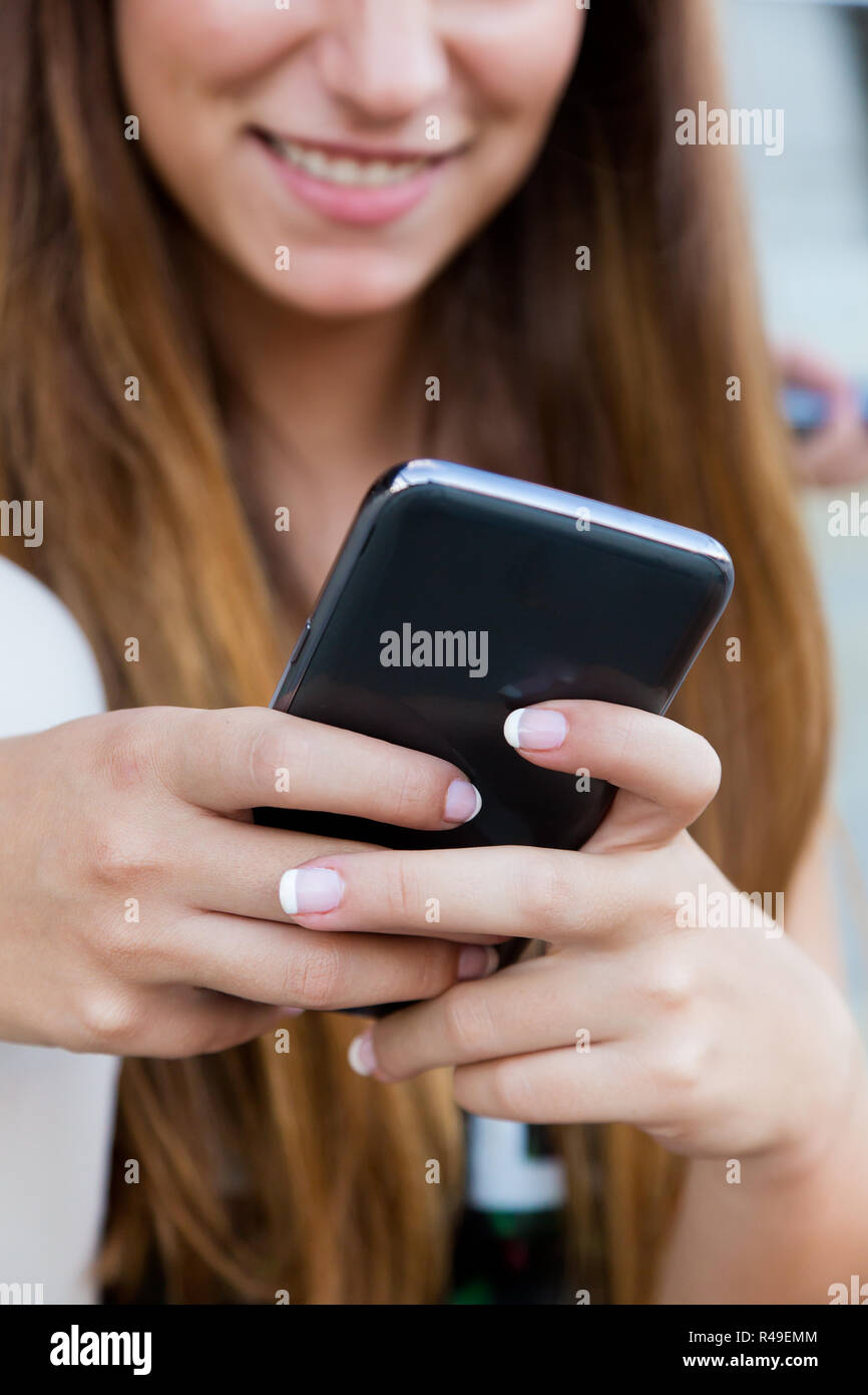 телефон понравился. девушка с телефоном в руках улыбается. девушка с мобильным телефоном. человек с телефоном в руке. человек с телефоном.