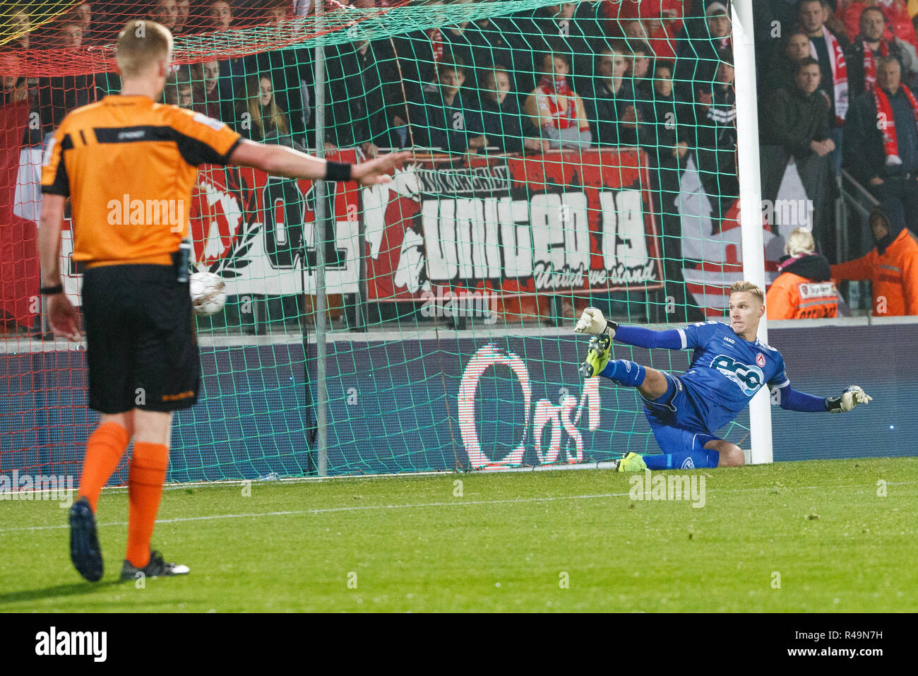 24.11.2018, Belgium, Oostende: Kortrijk's goalkeeper Thomas Kaminski fails to stop a penalty during a soccer match between KV Oostende and KV Kortrijk, Saturday 24 November 2018 in Ostend, on the 16th day of the 'Jupiler Pro League' Belgian soccer championship season 2018-2019. BELGA PHOTO KURT DESPLENTER Photo: Kurt Desplenter/BELGA/dpa | Stock Photo