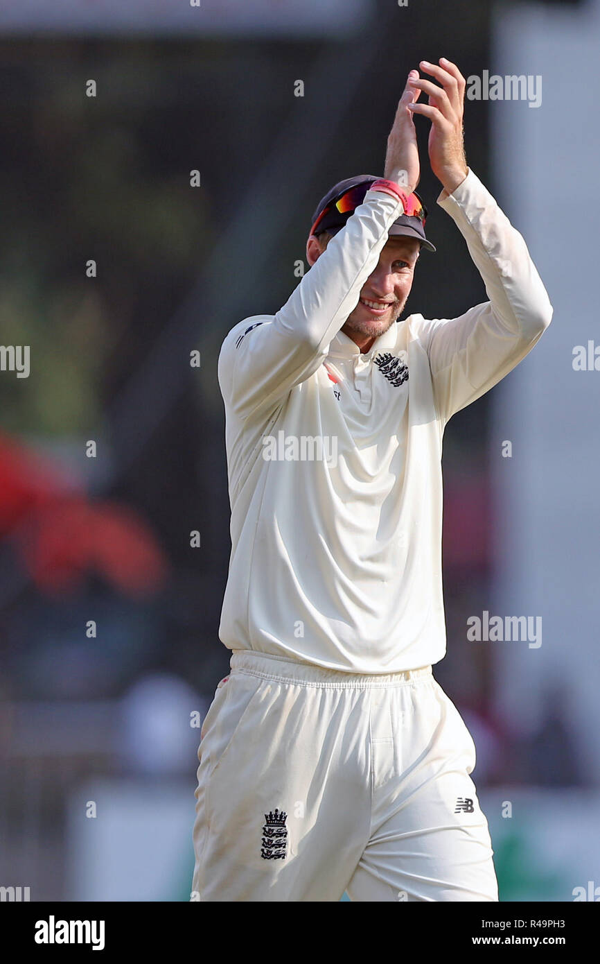 Colombo, Sri Lanka. 26th November 2018, Sinhalese Sports Club Ground, Colombo, Sri Lanka; International Test Cricket, third test, day 4, Sri Lanka versus England; Joe Root walks off the pitch clapping the crowd as England win the series Credit: Action Plus Sports Images/Alamy Live News Stock Photo
