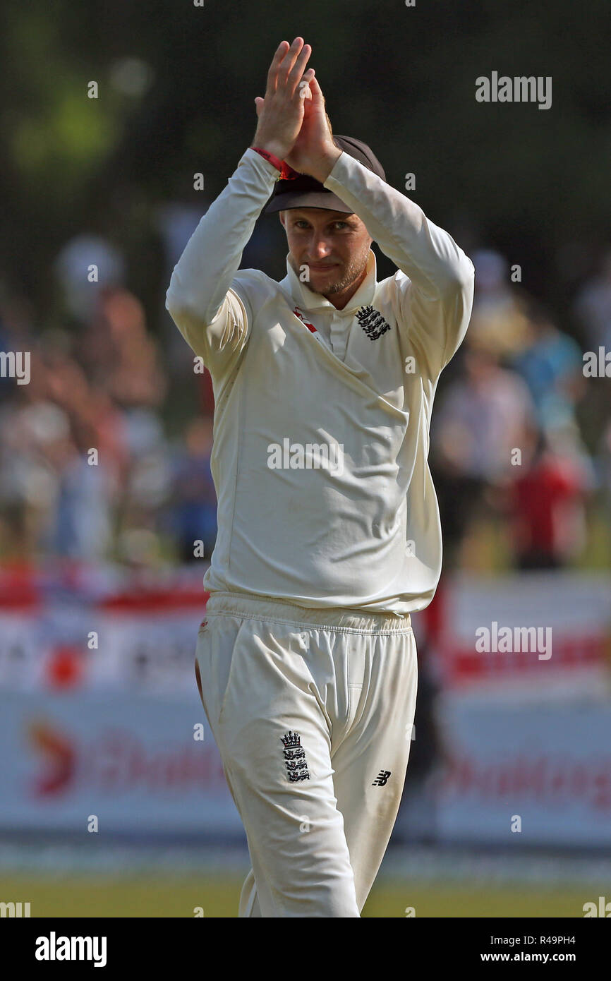 Colombo, Sri Lanka. 26th November 2018, Sinhalese Sports Club Ground, Colombo, Sri Lanka; International Test Cricket, third test, day 4, Sri Lanka versus England; Joe Root walks of the pitch clapping the crowd after England win the series Credit: Action Plus Sports Images/Alamy Live News Stock Photo