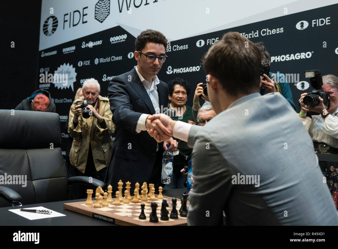 London, UK. 26 November 2018. Magnus Carlsen (R) of Norway