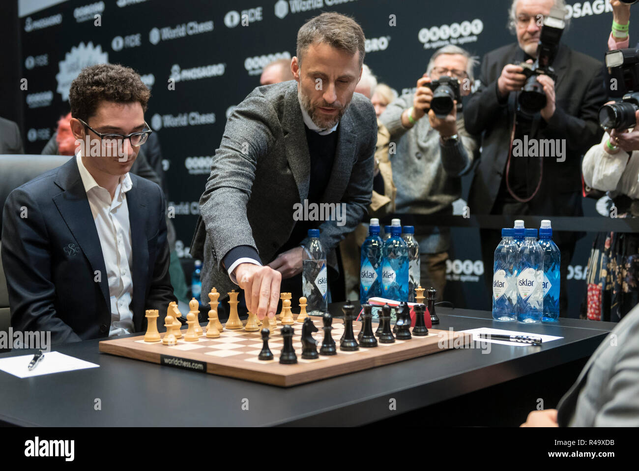 London, UK. 26 November 2018. Magnus Carlsen (R) of Norway