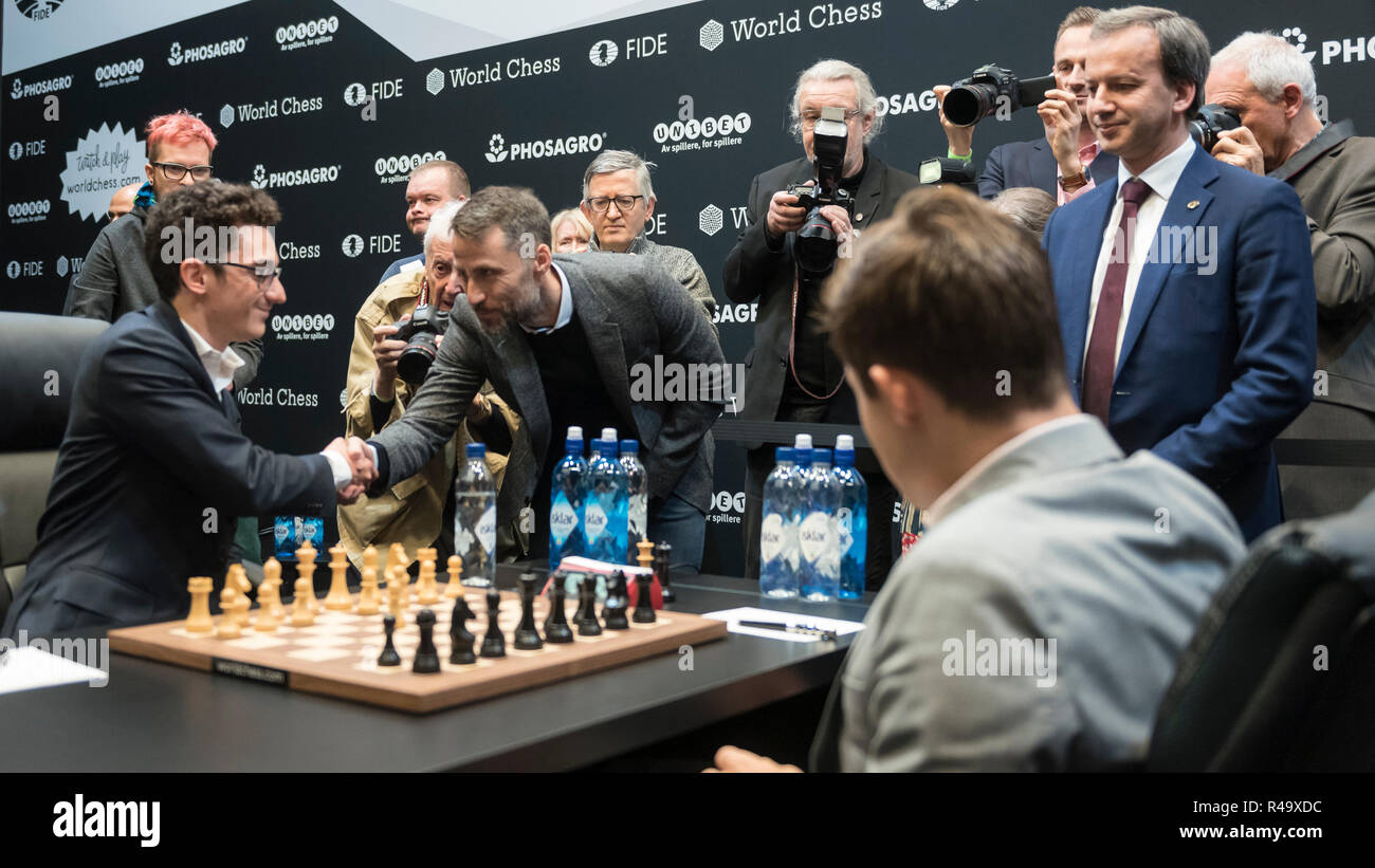 London, UK. 26 November 2018. Magnus Carlsen (R) of Norway