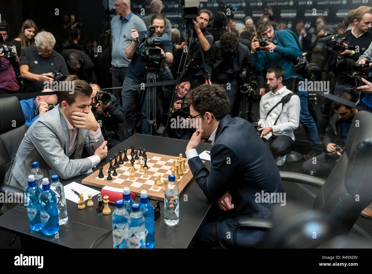 London, UK. 26 November 2018. Magnus Carlsen (R) of Norway